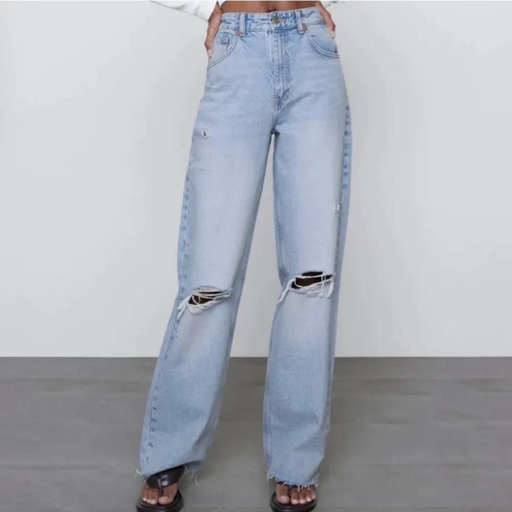 !FÖRSTA TVÅ BILDERNA ÄR LÅNADE! Ett par jeans från Zara som passar folk som är runt 160. Storlek S men kan även passa XS. Stela då dem aldrig är använda hos mig så kan behöva att man går in dem. Hör av er vid frågor och/ eller fler bilder☺️. Jeans & Byxor.