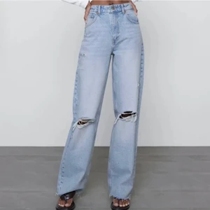 Jeans - !FÖRSTA TVÅ BILDERNA ÄR LÅNADE! Ett par jeans från Zara som passar folk som är runt 160. Storlek S men kan även passa XS. Stela då dem aldrig är använda hos mig så kan behöva att man går in dem. Hör av er vid frågor och/ eller fler bilder☺️