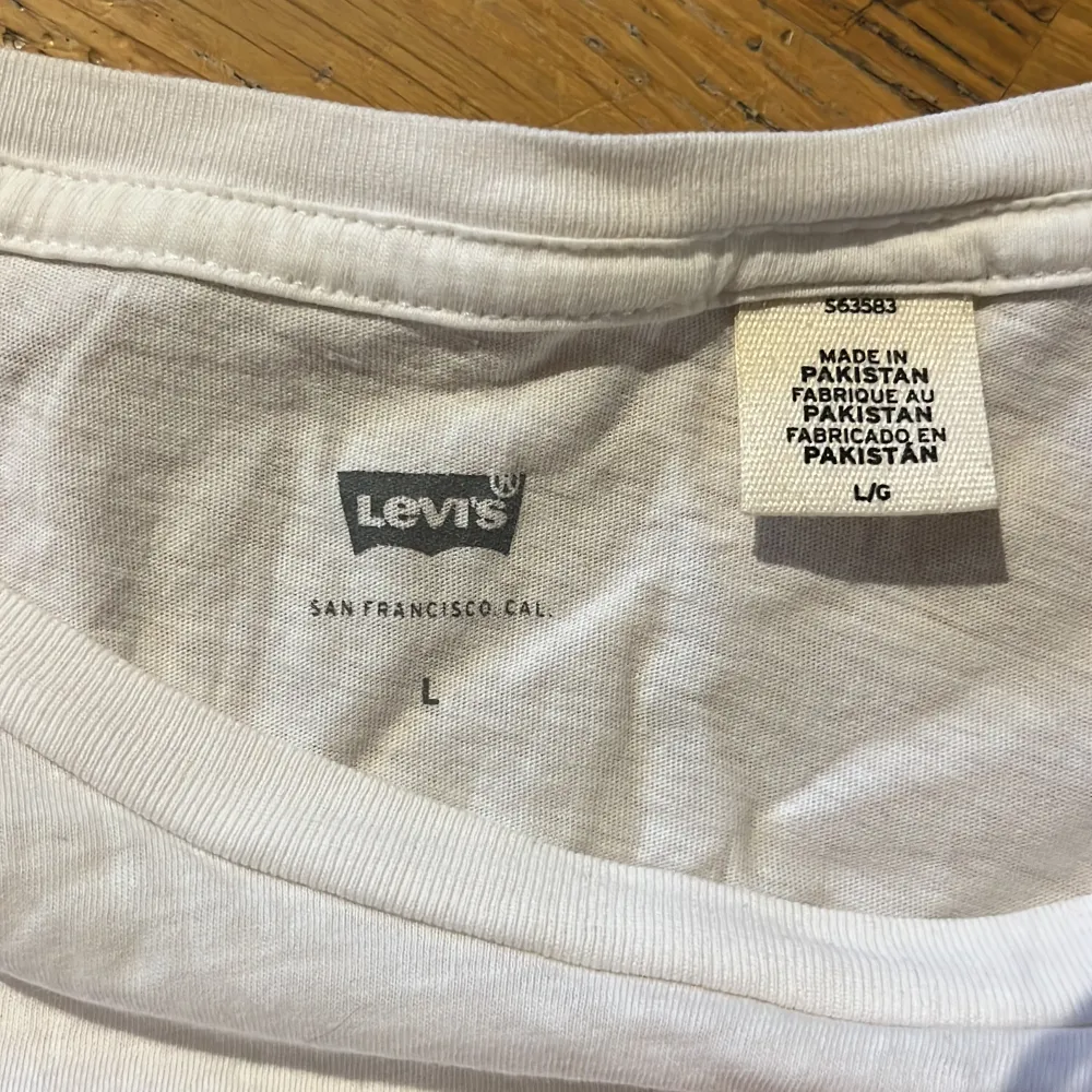 En Levis t-short i L (liten i storlek). T-shirts.