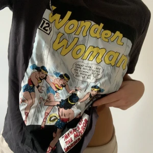 T-shirt m. print - T-Shirt med Wonder Woman print. Storlek M. 