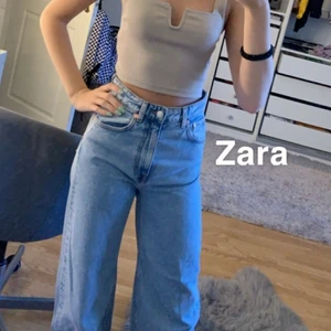 Weekday jeans strl W25 L32 - Ljusblåa weekday jeans i storlek W25 L32. Modellen är ACE high wide jeans. De är i gott skick, ser knappt använd ut. 