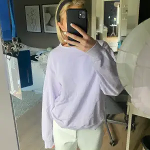 Säljer denna superfina sweatshirten i en lila pastell färg. 