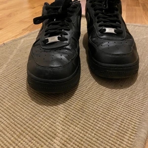 Nike air force 1 black - Nike air force 1 black priset kan diskuteras 