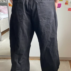svarta baggy jeans - Junkyard svarta baggy jeans i nyskick. Använt en gång. Står inte för frakt!!!