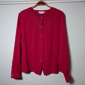 Vintageblus - Röd vintageblus med brodyr vid halsen och vita pärl-knappar. Lite silkigt material. Funkar fint som oversize🌿