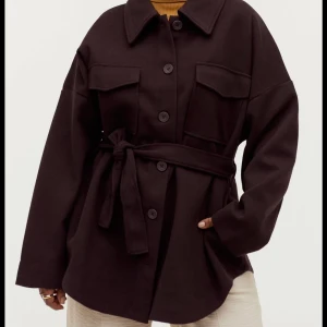 Jacka från Gina  - Fin jacka från Gina, knappt använd i nyskick! Köptes i våras. Priset är exklusive frakt. Kom med bud👍🏼🤎 