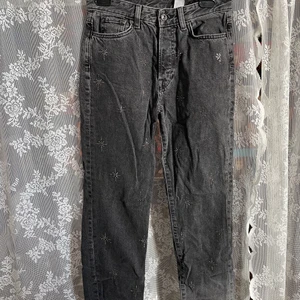 Jeans h&m  - Jeans från H&M köpte begagnat men i fint skick. Katt i hemmet. Köparen står för frakten. 