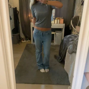 Grå tröja  - Säljer denna gråa söta tröja från STOCKH LM💘storlek s. Tröjan är lite längre i armarna än en vanlig t shirt och är snygg till alla outfits! (Frakten är 66+ kr)