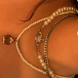 PÄRLHALSBAND GULD KRONA - Hejsan! Säljer detta pärlhalsband med en guldkrona på (de längst ner på bild 1.) Halsbandet köptes på Ur&Penn i våras och har varit min favorit en lång tid! Känner typ att jag tröttnat på det nu och säljer därför det. Passar till supermycket! Hör av er💞