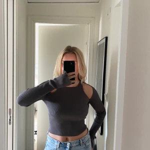 Topp - Superfin grå topp med cutouts ifrån Zara. Grå färg. Använd 1 gång