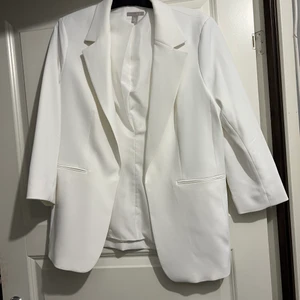 Vit kavaj - Vit kavaj från H&M i storlek 46/L. Använd en gång