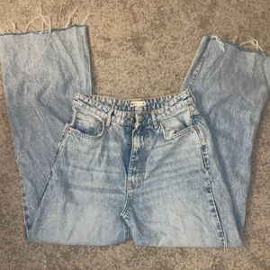 Byxor - Här säljer jag ett par super fina jeans från Gina Tricot men tyvärr är de för långa för mig🥰