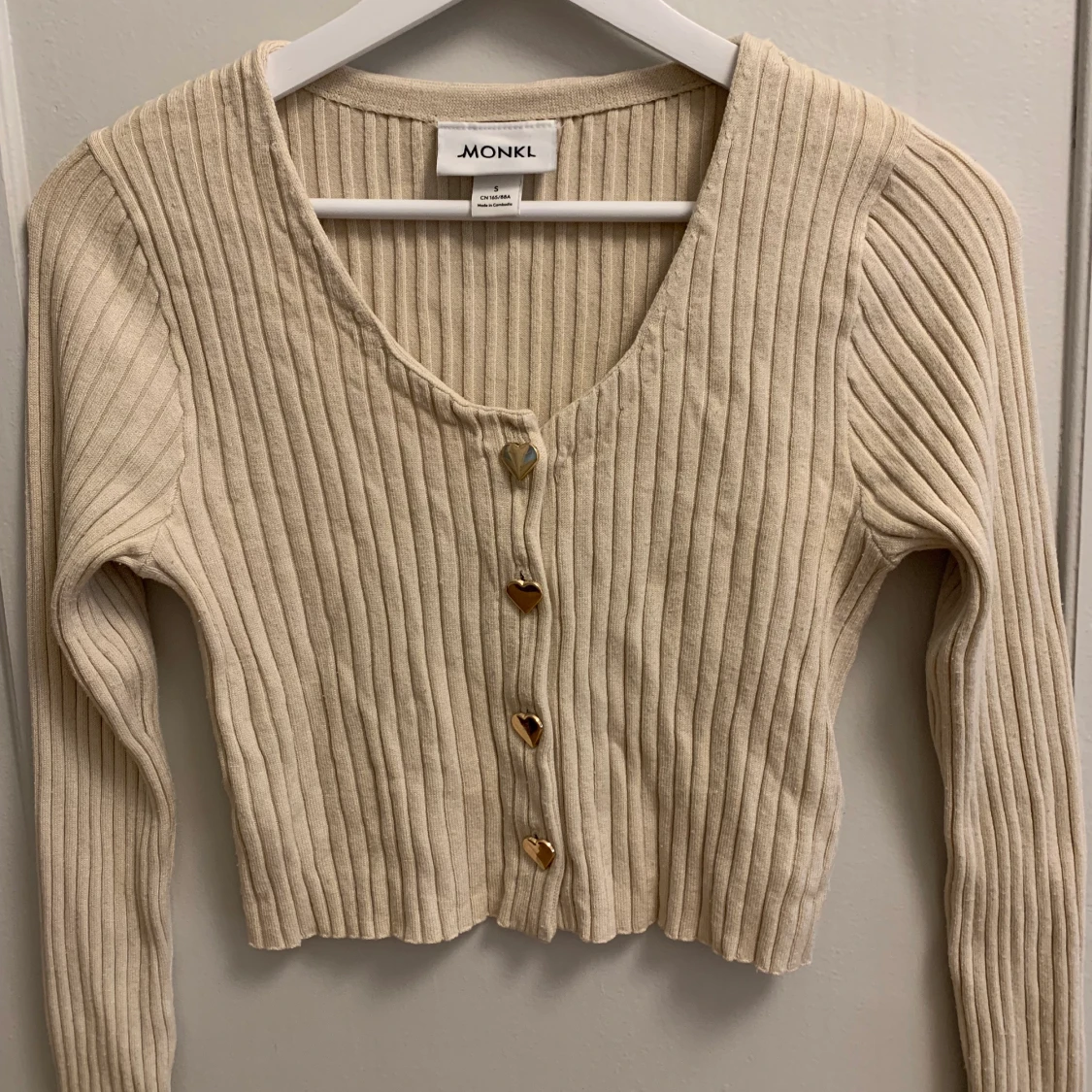 Ribbad crop top med hjärtknappar 