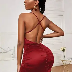 En fin röd klänning från Shein som är storlek xs men passar inte mig då man behöver lite större byst. Lånad bild! Färgen är lite ljusare i verkligheten