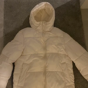 Jacka 💕 - Populär jacka från hm som inte säljs längre. Storlek XS men jag skulle säga att den är lite mer av en S men passar nog flera olika storlekar beroende på hur man vill att den ska sitta💕💕  Tryck inte på köp direkt! Direktpris 350kr!!💓