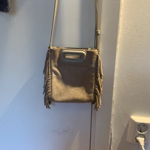 Maje väska - Byter min fina maje väska och säljer vid ett bra pris. Den är limited edition och är beige i mocka och krockodil mönster!💗