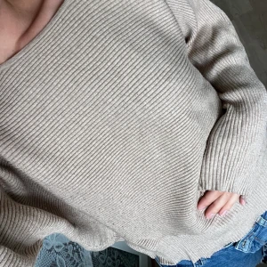 Stickad beige tröja - Supermysig stickad tröja från mango i storlek M. Passar även S.   Säljaren står för fraktkostnaden. Kolla gärna in mina andra annonser - rensar garderoben!💓