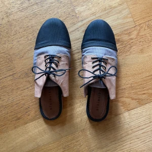 Skotoffel från Minimarket - Säljer dessa sjukt snygga och originella skor/tofflor från Minimarket då de är för stora för mig. Storlek 39, fint skick!