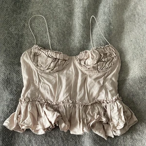Corset Top - Säljer denna söta beige korsetttopp från H&M.