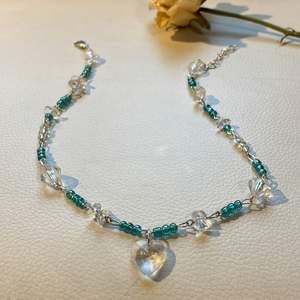 Delikat handgjord halsband i blå och transparenta färger-bergkristall. 