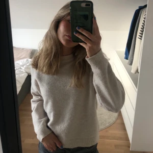 Stickad tröja från H&M - Söt stickad tröja från H&M! I använt skick men inga skador:) Spårbar frakt (57kr) är inräknat i priset💗