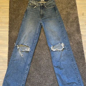 Loose jeans  - Fina lite mer baggy jeans från lager157 fint skick.  Orginalpris: 300kr Köparen står för frakten 