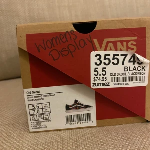 Vans old Skool black neon - Ett par vans i storlek 37 köpta på en skate butik i new york använda 1 gång original pris 760kr men priset kan diskuteras kan mötas i Stockholm och tar helst swish skorna är äkta såklart