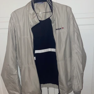 Reebok jacka st. S/M - Ny Reebok jacka i perfekt skick, väldigt snygg och perfekt att ha under alla årstider 