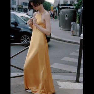 Gul klänning  - Använt 1 gång; frakt 40kr