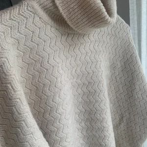 Stickad polotröja trendyol strl L - Beige Stickad polotröja från trendyol storlek L. Använd en gång, fint skick. 