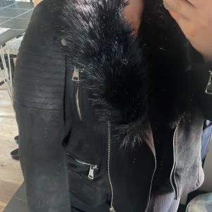 Mocka jacka - Snygg mocka jacka  -stl 14=42 men passar 40 med beror på hur man vill ha den -använd fåtal gånger -nypris 600kr