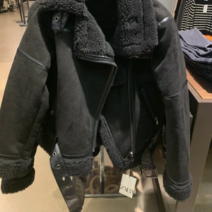 Zara jacka  - Säljer denna jättefina vinter/höstjacka från zara då den tyvärr inte kommit till användning 💗