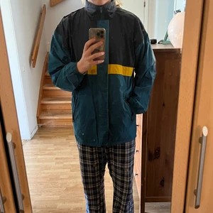 Retro windbreaker 90 tal - Frakt eller upphämtning ✅ snygg & skön windbreaker med luva. Skick: Insidan av sömmen vid ryggen har rivits upp ca 20cm lång. Skriv privat för fler bilder eller frågor 😁