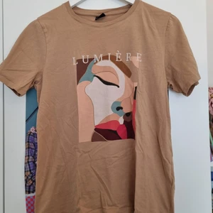 Graphic T-shirt💫 - Graphic tshirt från Gina Tricot i storlek M i färgen Beige/ljusbrun🤍🤎 Använt ett fåtal gånger men är i princip nyskick. ❗️Köp inte direkt, jag tar swish❗️