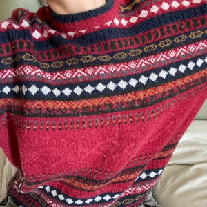 Röd tjocktröja - Säljer denna röda tjocktröja! Perfekt för julen eller en kall vinterdag:) Möts upp på gröna linjen.