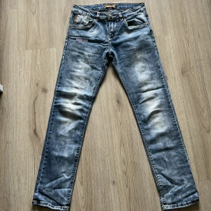 Jeans - Storlek 29 Hund finns hemma 