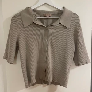 Stickad tröja  - Ribbat material, använd fåtal gånger💕