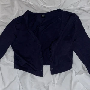 Mörkblå kofta  - Fin mörkblå kofta med knappar aldrig använd passar perfekt till hösten! 