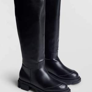 svarta knee high boots från Gina tricot som är perfekta till hösten vintern. De är sparsamt använda. Säljer då de är lite för stora på mig. Storlek 38 men passar även 39. Nypris 700kr🤍