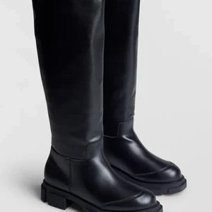 Svarta knee high boots - svarta knee high boots från Gina tricot som är perfekta till hösten vintern. De är sparsamt använda. Säljer då de är lite för stora på mig. Storlek 38 men passar även 39. Nypris 700kr🤍