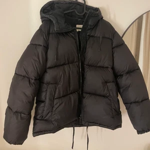 Vinterjacka  - Svart jacka från H&M i strl S köptes förra vinter men är i jättebra skick med inga defekter😊.
