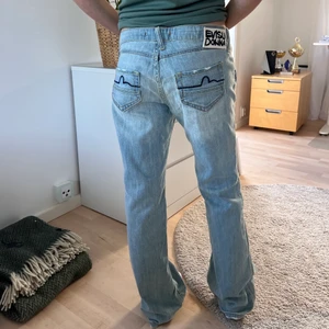 Vintage jeans - Säljer dessa coola unika vintage jeans. Asnice passform och fina detaljer💖💖💕 Direktpris 400kr, jeansen finns kvar!! Högsta bud just nu 295kr