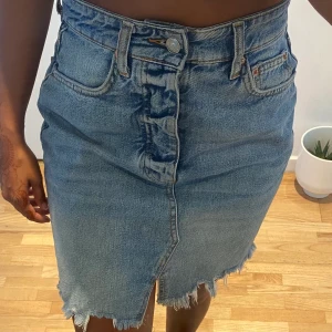 Kjol - Blå kjol, med knappar 