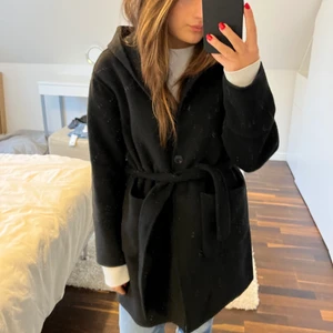 Kappa, Zara - Säljer denna svarta kappa med luva från Zaras barnavdelning Strl 13-14 men passar som XS. Jag är runt 1,60cm💕