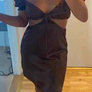 Klänning - Brun silkes klänning 