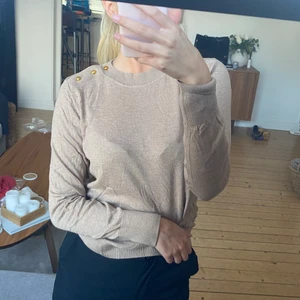 Stickad tröja m knappar - Jättefint skick och mjuk!