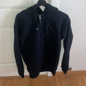 Navy blue zip hoodie  - Aldrig andvänd sitter ganska baggy nypris 400