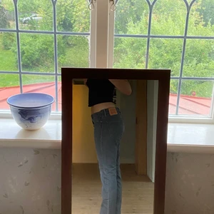 Levi’s jeans  - Säljer ett par vintage Levis jeans i grå/blå färg. Perfekt lågmidjade och passar bra runt midjan för mig som vanligtvis har strl 38. Jag är 175cm och de är lite korta på mig. I super bra skick!🤍