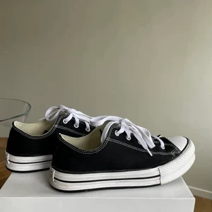 Converse - Säljer nu dessa Converse då de inte kommer till så mycket användning, skon har en liten platå, skon är i storlek 38 men passar mig perfekt som har 37 egentligen ❤️