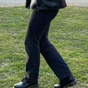 Jeans - Svarta jeans med raka ben från hm, i storlek 38. Supersnygga och lagom urtvättade.